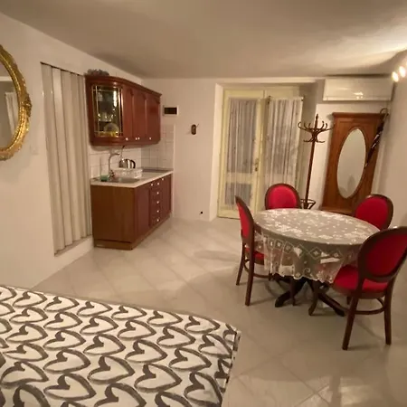 'round The Corner Апартаменты