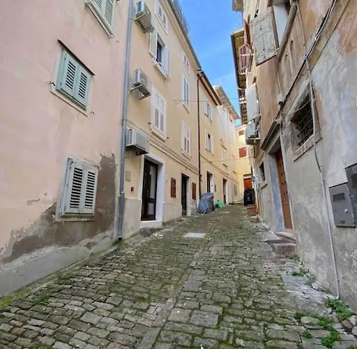 아파트 'round The Corner